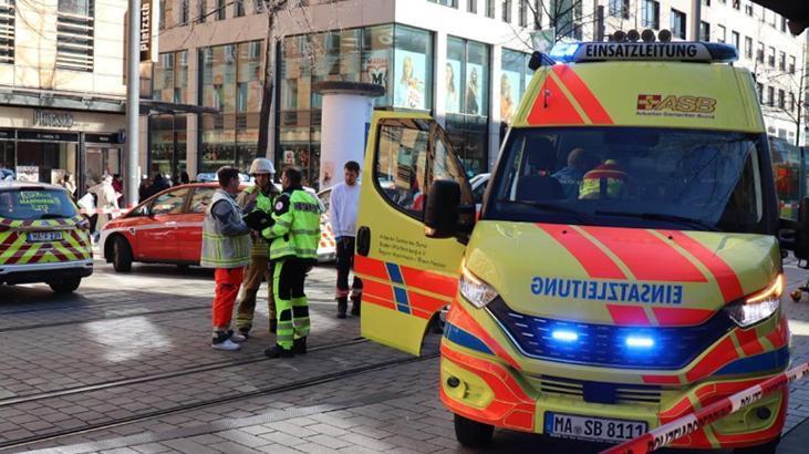 Almanya'da araç kalabalığa daldı! İlk görüntüler