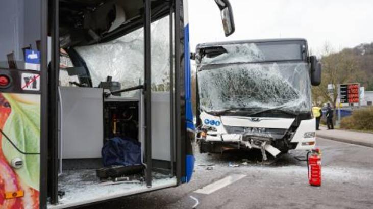 Almanya'da iki belediye otobüsü çarpıştı: Çok sayıda yaralı var