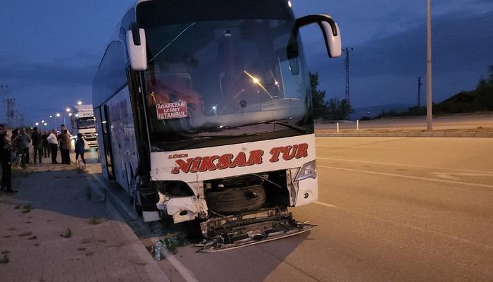 Amasya'da yolcu otobüsü ile çarpışan hafif ticari araçtaki 3 kişi yaralandı