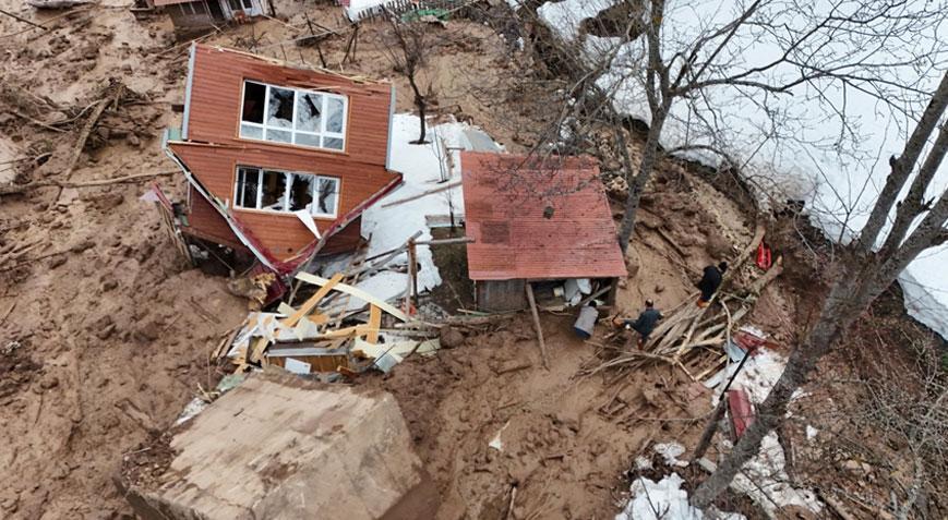 Artvin'de heyelan paniği! 1 ev yıkıldı, 2 ev ağır hasarlı