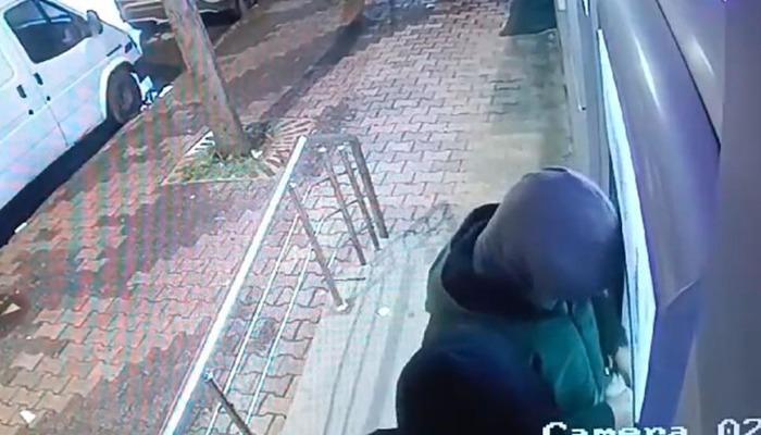 ATM'lerdeki paraları böyle çalmışlar: O anlar kamerada! Para çekmiş gibi yapıp...