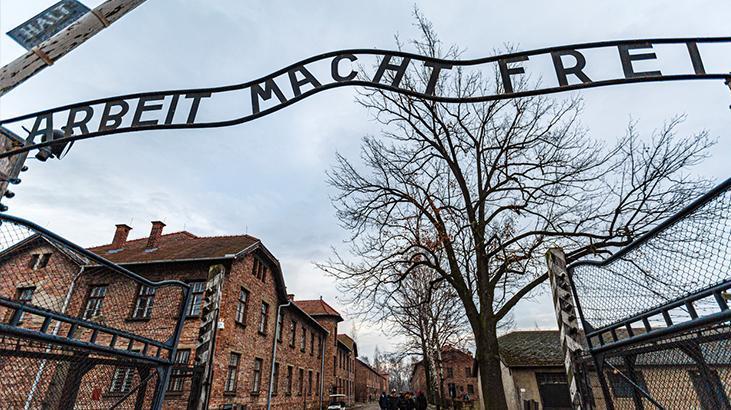 Auschwitz toplama kampının önünde Nazi selamı veren İsrailli öğrenci gözaltına alındı