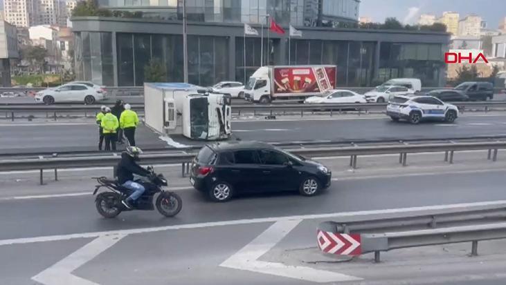 Bağcılar TEM'de kamyonet devrildi! Yol tamamen kapandı