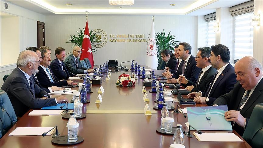 Bakan Bayraktar, IRENA Genel Direktörü La Camera ile görüştü