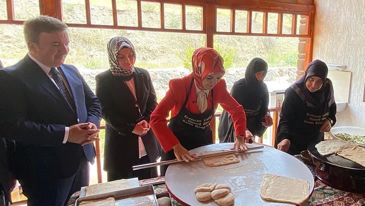 Bakan Göktaş, kadın kooperatifi açılışında oklavayla hamur açtı