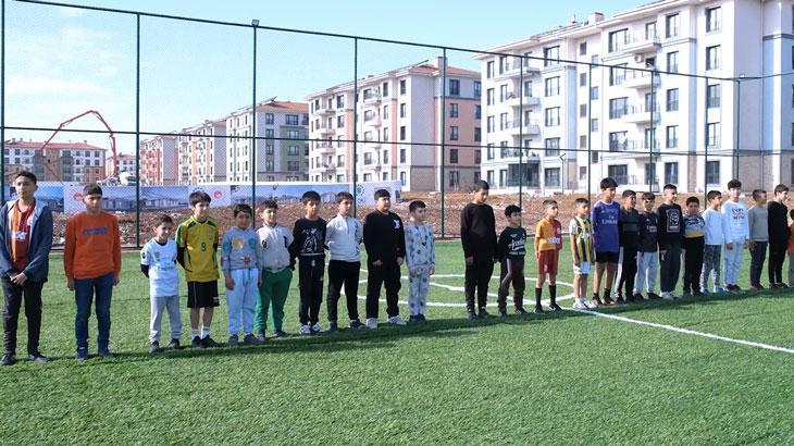 Bakan Kurum, depremzede Hüseyin’e verdiği halı saha sözünü tuttu