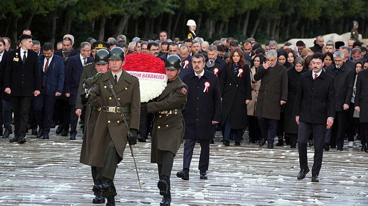 Bakan Tekin, tüm illerden gelen öğretmenlerle Anıtkabir'i ziyaret etti