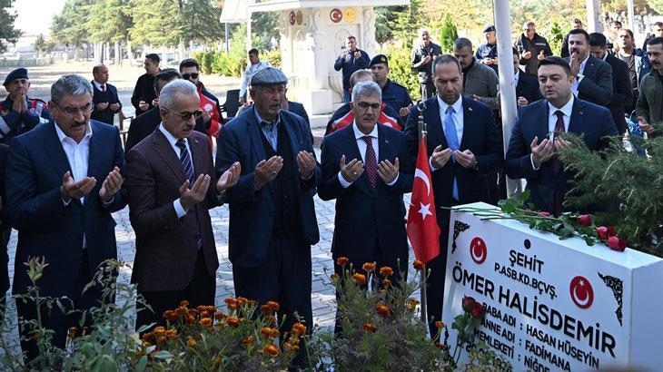 Bakan Uraloğlu 15 Temmuz Kahramanı Şehit Ömer Halisdemir’in kabrini ziyaret etti