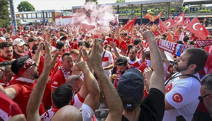 Berlin'e akın! Hollanda maçı için Türkiye'den 25 uçak seferi... Her yer kırmızı-beyaz