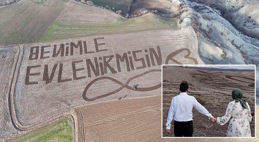 Böyle evlilik teklifi görülmedi! Traktörle tarlaya yazdı, evet cevabını aldı