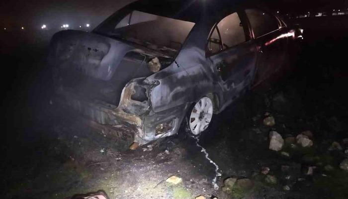 Burdur’da araziye bırakılan otomobil yanarak kullanılamaz hale geldi