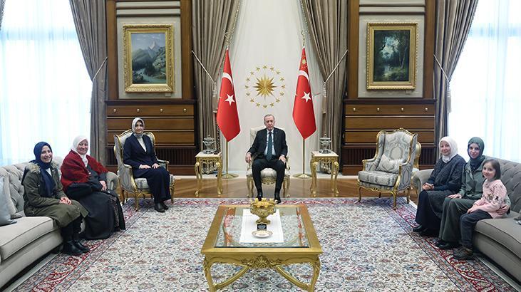 Cumhurbaşkanı Erdoğan, camilerin temizliğini yapan Bayat ailesini Külliye'de kabul etti