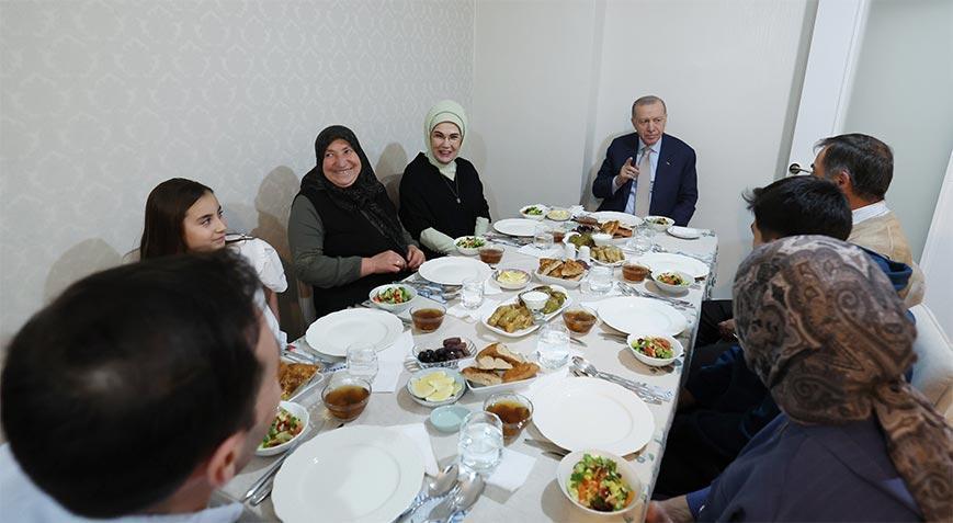 Cumhurbaşkanı Erdoğan'dan sürpriz ziyaret! Fidan ailesine iftarda konuk oldu