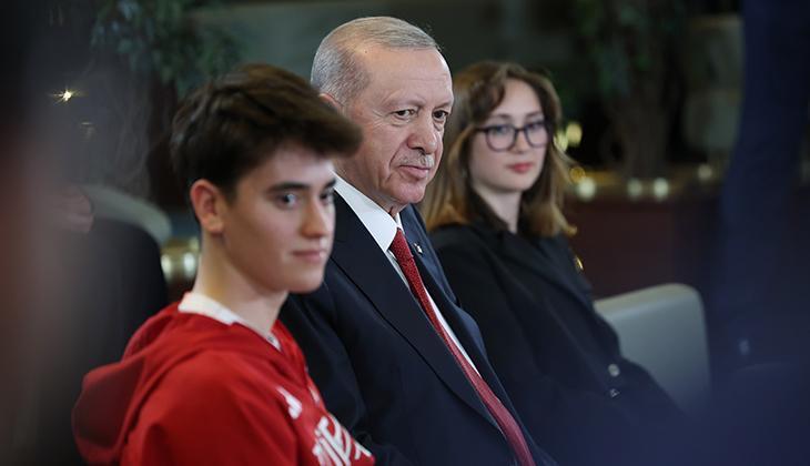 Cumhurbaşkanı Erdoğan, gençler ve milli sporcularla bir araya geldi