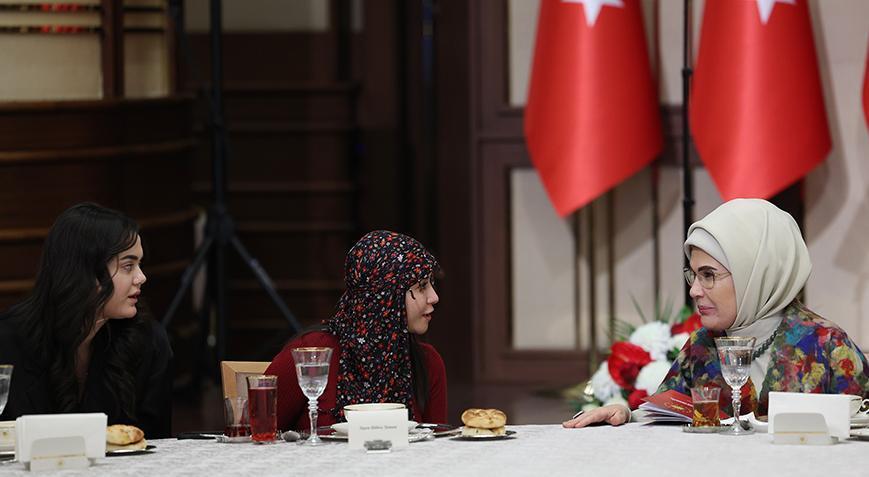 Emine Erdoğan'dan çiftçilerle iftar paylaşımı