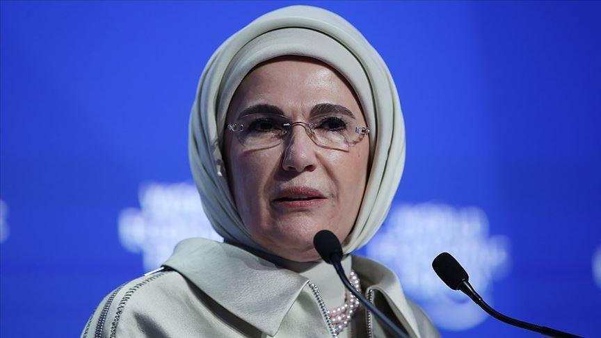 Emine Erdoğan'dan karne alacak öğrenciler için tebrik paylaşımı