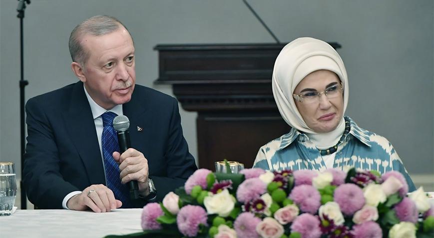 Erdoğan'dan eşi Emine Erdoğan'ın yaşlılarla iftarına sürpriz ziyaret