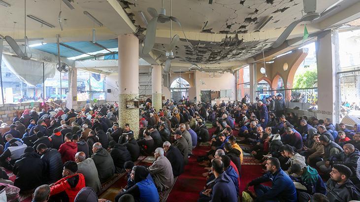 Gazze'de ateşkesin ardından ilk cuma namazı kılındı