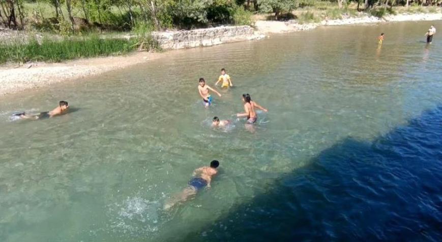 Gören hayran kalıyor! Bu ilçedeki çocuklar 6 yaşında yüzmeyi öğreniyor
