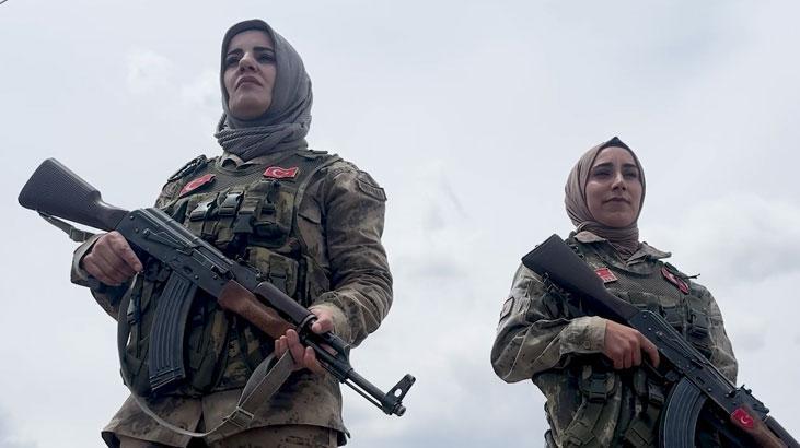 Güvenlik korucusu anne, silah arkadaşlarıyla vatan nöbetinde