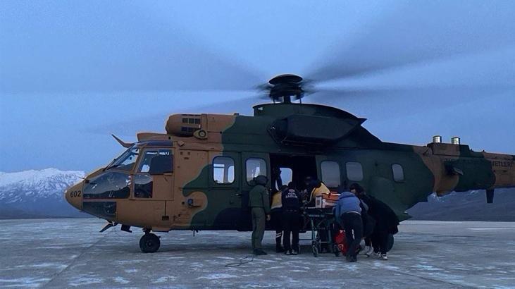 Hakkari'de askeri helikopter rahatsızlanan bebek için havalandı