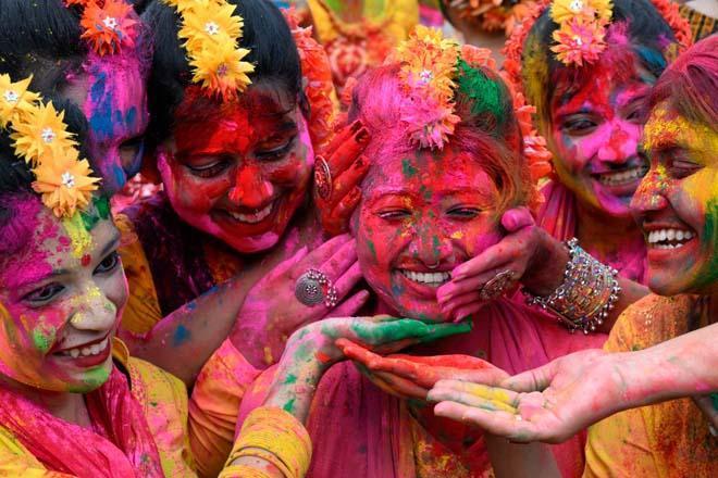 Holi 2025: Hindistan'daki bahar festivalinden renkli görüntüler!