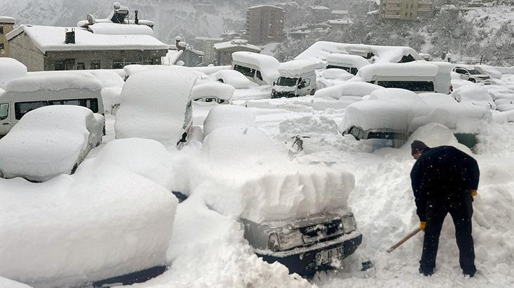 İl merkezinde 1, köylerde 3, yükseklerde 6 metreyi aştı! Bir kent kara gümüldü