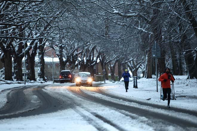 İngiltere'de yoğun kar yağışı: Uçuşlar askıya alındı