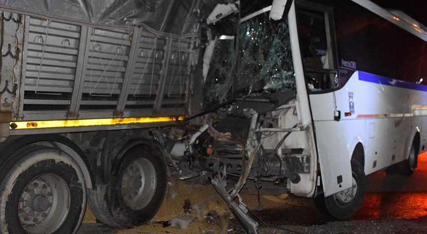 İşçi servisi park halindeki TIR'a çarptı! Yaralılar var