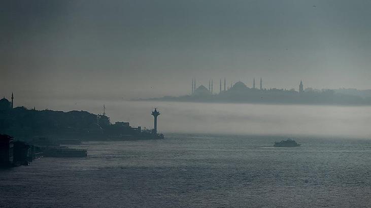 İstanbul Boğazı'nda gemi trafiği sis nedeniyle geçici olarak durduruldu