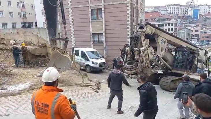 İstanbul'da fore kazık makinesini çeken halat koptu! Yaralılar var