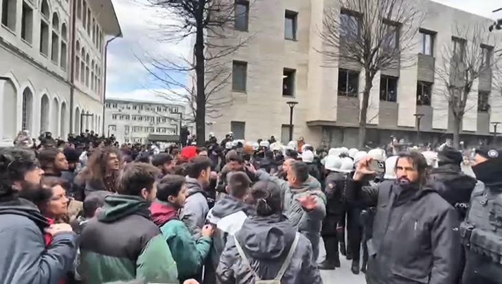 İstanbul Üniversitesi'nde izinsiz yürüyüşe polis müdahale etti