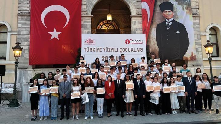 İstanbul Valisi Davut Gül, LGS Türkiye birincilerini ağırladı