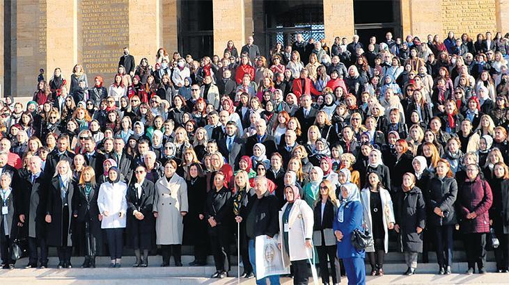 Kadınlar Ata’nın huzuruna çıktı