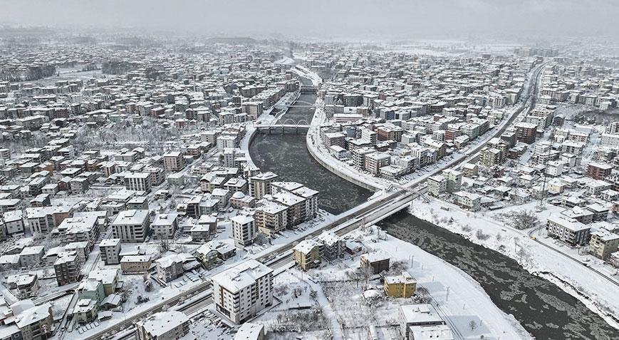 Kar kalınlığı 1 metreyi aştı! Kentte eğitim yarın yeniden başlıyor