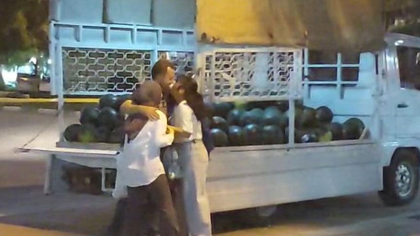 Karpuz tezgahındaki 'Babalar Günü' sürprizi gündem oldu! 'Zaten küçük birkaç hediye almıştık'