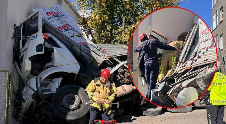 Kartal'da feci kaza! Kontrolden çıkan TIR eve girdi