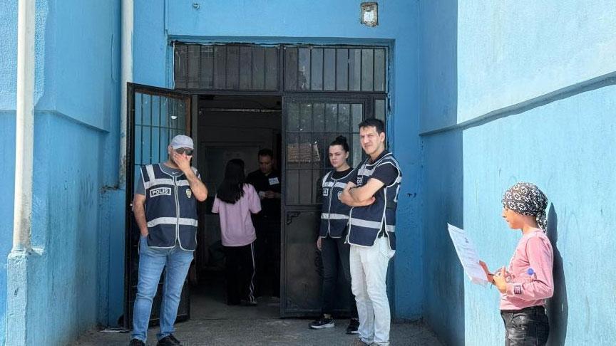 LGS'den manzaralar... Geç kalan öğrencilerin panik anları
