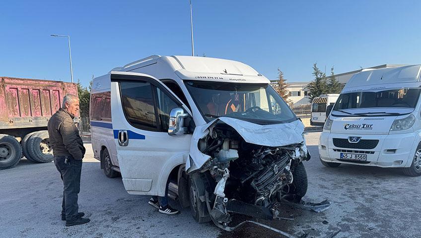 Manisa'da iki işçi servisinin çarpıştı! 19 kişi yaralandı