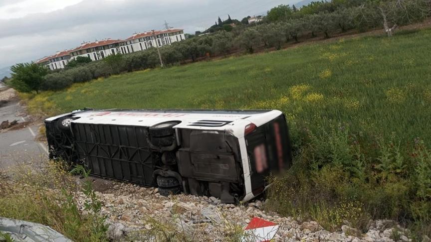 Manisa'da yolcu otobüsün devrildi! 16 kişi yaralandı