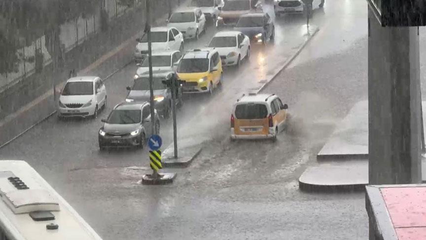 Meteoroloji birçok kent için uyarmıştı! Yollar göle döndü, ahır sele teslim oldu