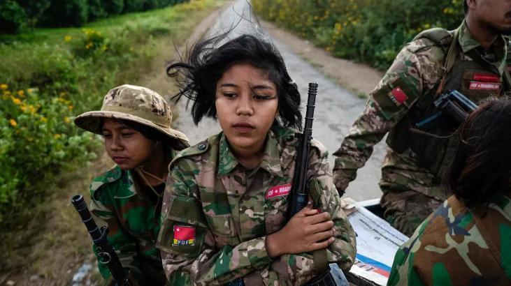 Myanmar'da ordu ile silahlı isyancılar arasında çıkan çatışmalarda çok sayıda okul yıkıldı