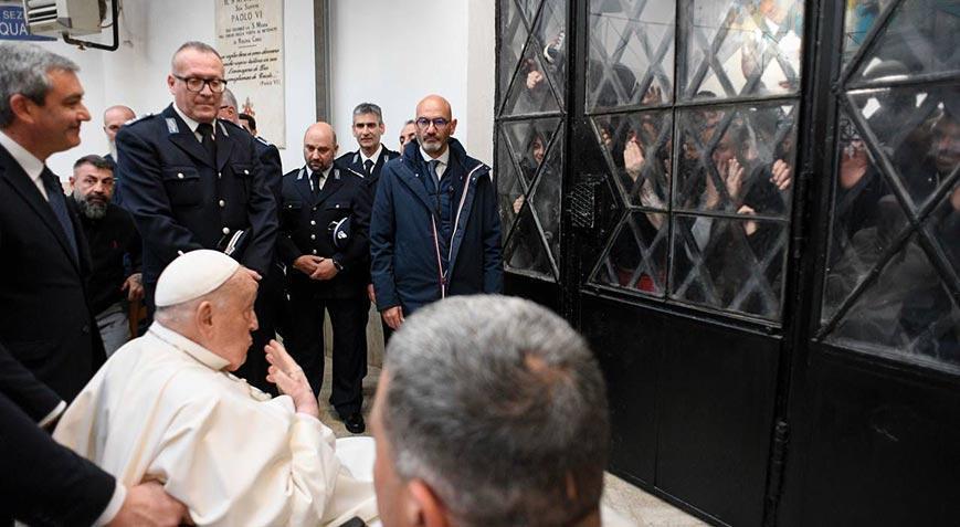 Papa cezaevinde mahkumları ziyaret etti
