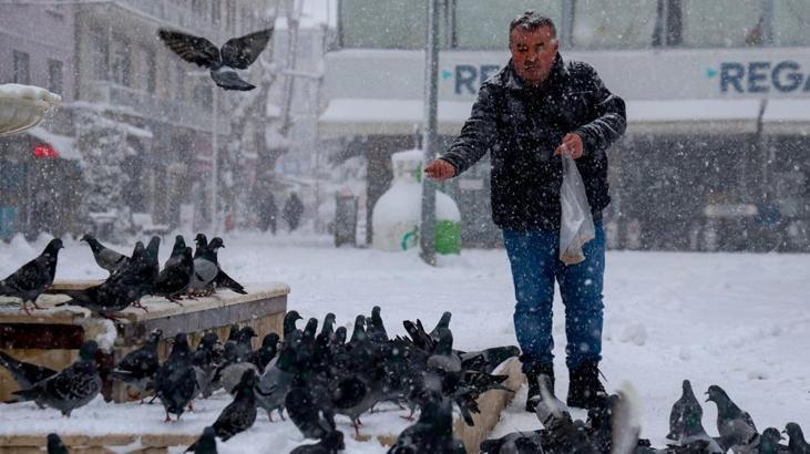 Sakarya'da karlı soğuk havada yürek ısıtan görüntü