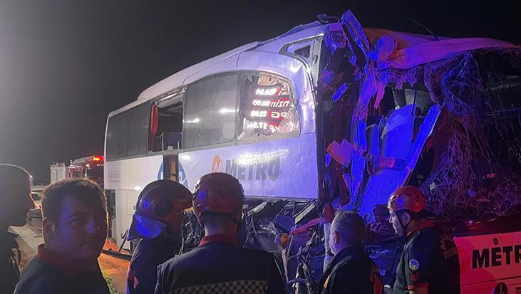 Sakarya'da yolcu otobüsü TIR'a çarptı: Çok sayıda yaralı var