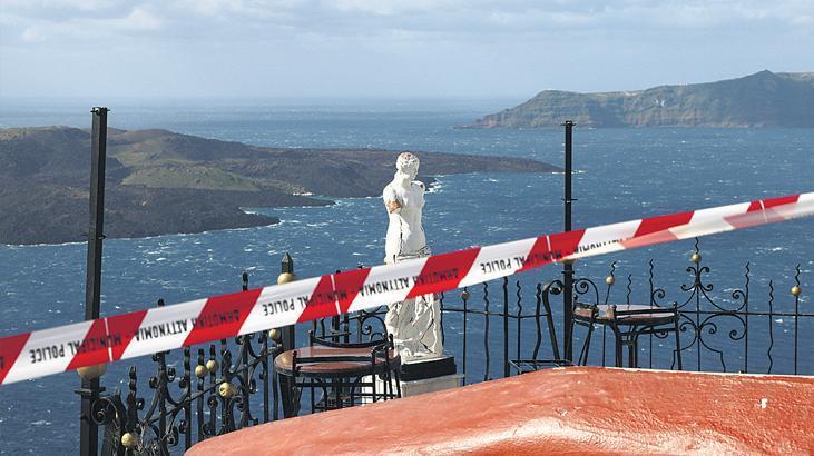 Santorini’de yağma korkusu