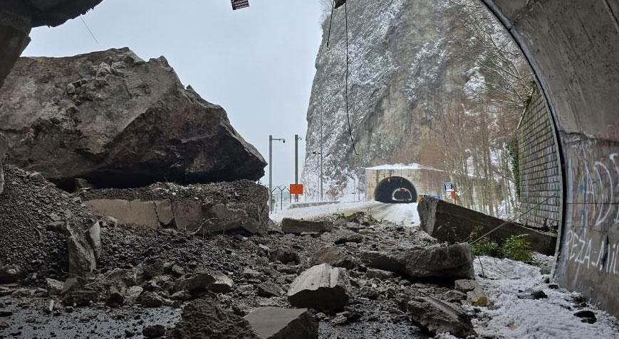 Sarp kara yolu ulaşıma kapandı! Ekipler çalışma başlattı