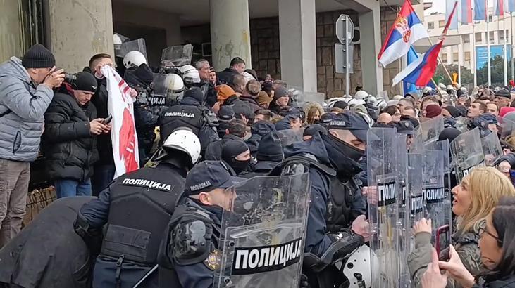 Sırbistan'da kazayı protesto eden kalabalık polise yumurta fırlattı