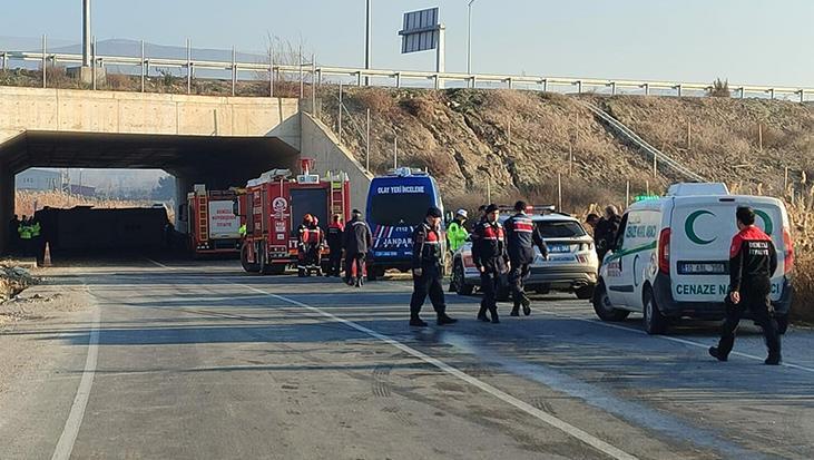 Son dakika: Denizli'de işçileri taşıyan midibüs devrildi