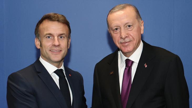 Son dakika: Erdoğan'dan Budapeşte'de peş peşe kritik temaslar! Macron ile görüştü